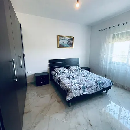 Leo Pensión Durrës